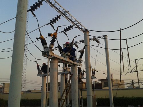 太平鎮(zhèn)電力公司的工作人員正在進行維修變壓器